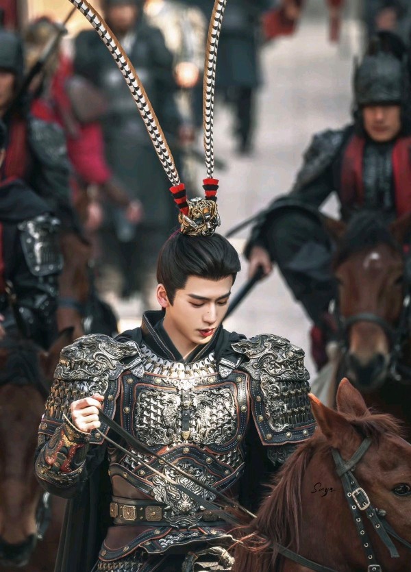 张凌赫“粉底液将军”刷屏背后：古偶过度精致化，谁在毁灭真实感？