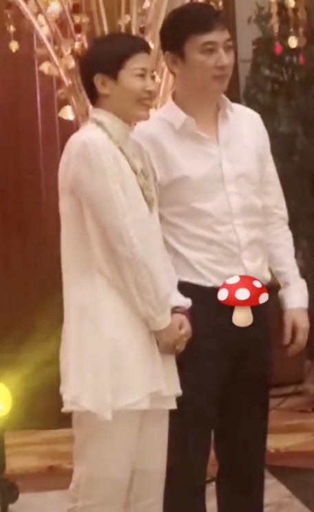 王思聪婚礼遭大妈粉“纠缠”，合影之后被一把拉回继续拍个够