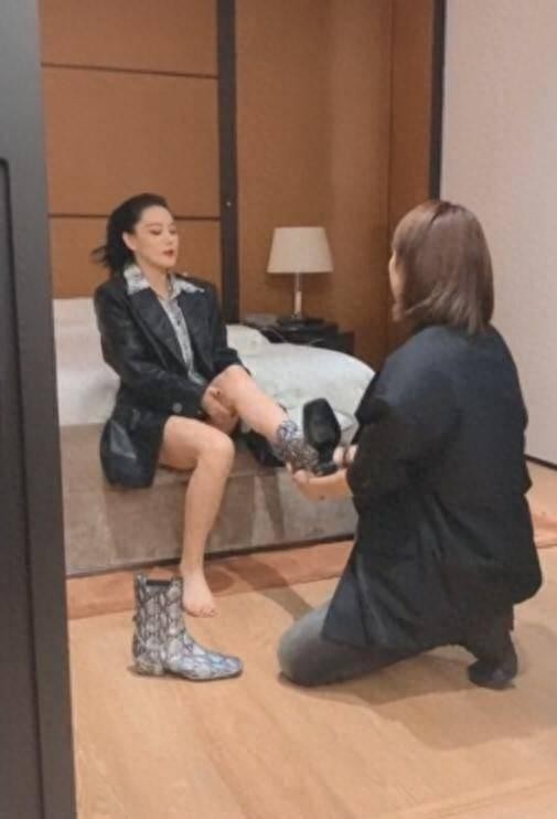 明星助理竟在浴缸陪睡？揭开娱圈“特权”遮羞布，谁给他们的胆子？