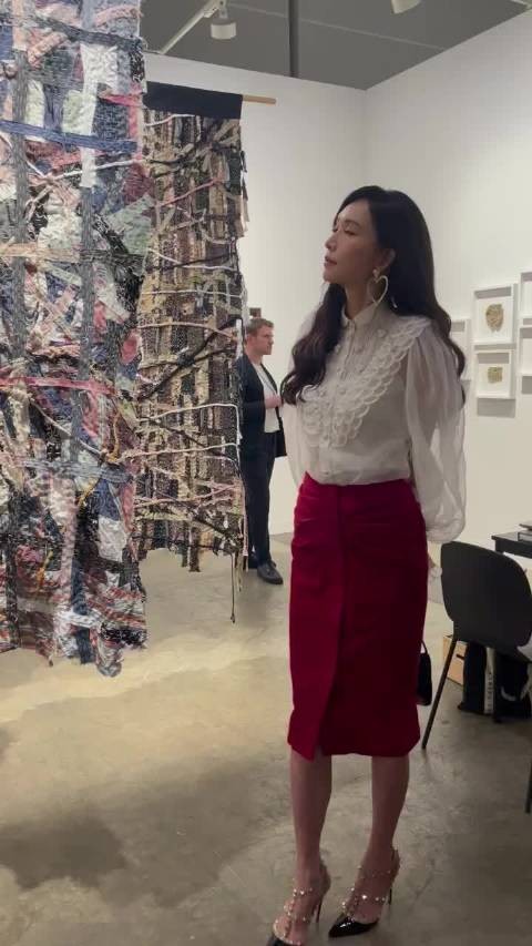 52岁林志玲香港看展被偶遇，高瘦身材名媛造型抢眼