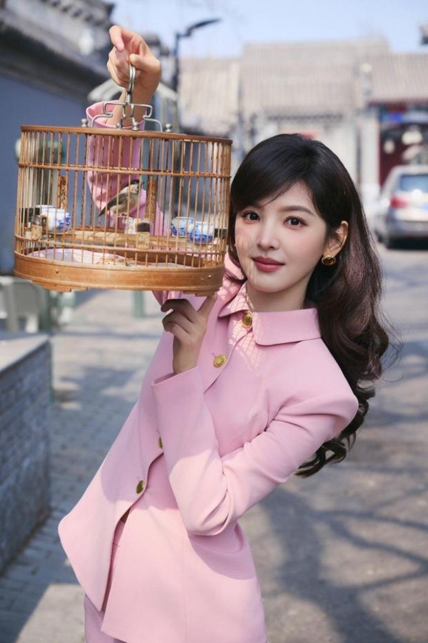 章若楠穿粉裙胡同漫步 对镜头微笑甜美动人