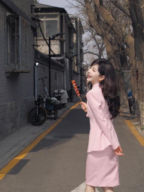 章若楠自由自在。