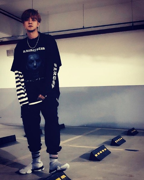 罗志祥与女友晒同款鞋子秀恩爱 却被豪车背景抢了镜