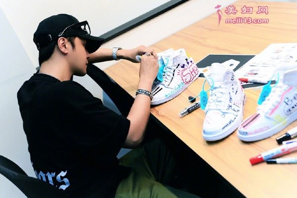 罗志祥与女友晒同款鞋子秀恩爱 却被豪车背景抢了镜