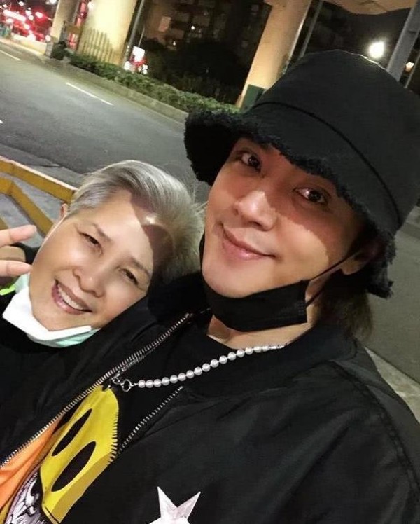 罗志祥发与老妈合照，配文“天不怕地不怕”，一身黑衣很帅气