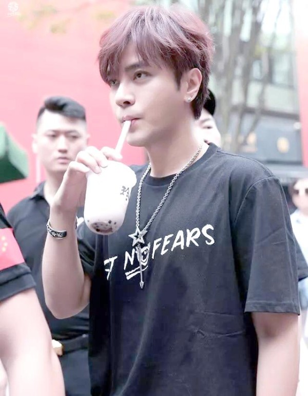 罗志祥的黑色魅力：简约与时尚的完美结合