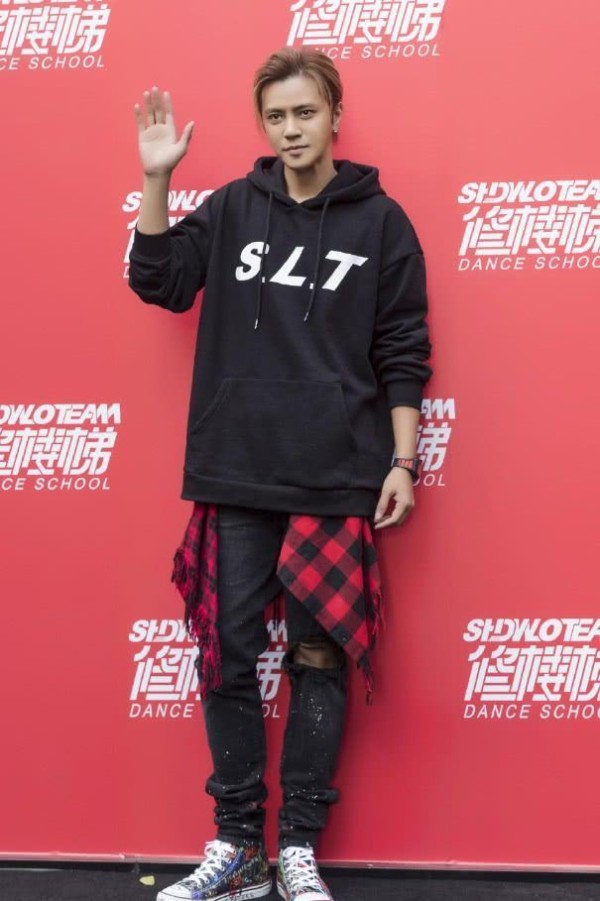 罗志祥的穿搭太有个性了，在裤子外加了一条“裙子”？酷到不行！