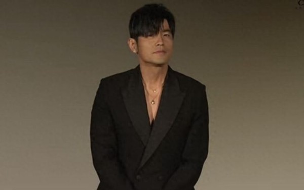 周杰伦新专辑引吐槽声一片,还牵扯两段绯闻,歌不行只剩炒作?