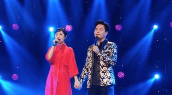 星光大道将她捧红，32岁却抢别人老公，如今35岁沦为家庭主妇