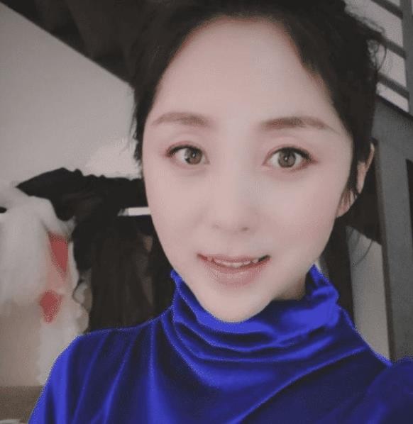 星光大道将她捧红，32岁却抢别人老公，如今35岁沦为家庭主妇