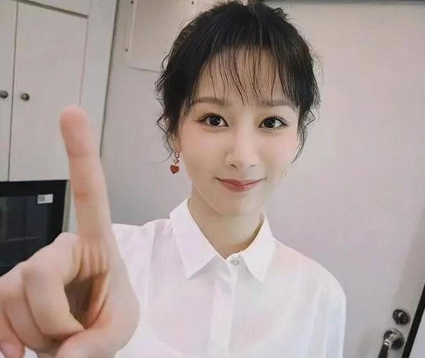 杨紫成立第一家文化传媒公司 在《家有儿女》中饰演夏雪的杨紫现在变化很大。
