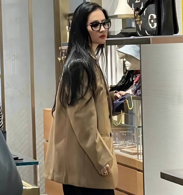 刘亦菲在高铁睡觉被偷拍，皮肤泛红山根突出，32万包包随手放一旁