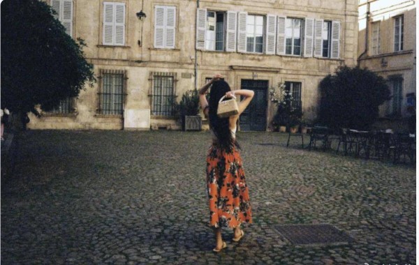 刘亦菲最新状态：穿人字拖配长裙去法国，37看着像25岁少女