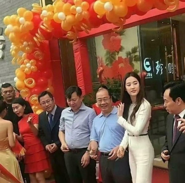 刘亦菲生图反复刷屏热搜，时而被赞骨相封神时而遭嘲身材发福，同一人不同角度评价两极，撕开当下审美双标与真实颜值的终极较量