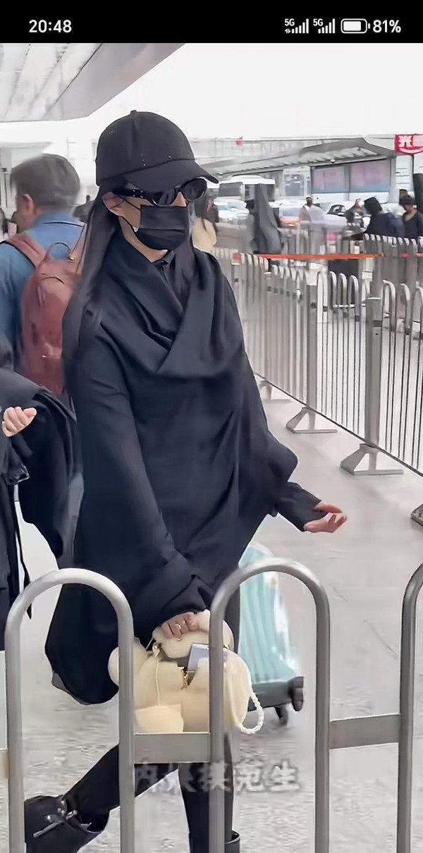 刘亦菲身着瑜伽裤现身，身形被指略显发福，真实状态引发网友热议，神仙姐姐也难逃身材讨论