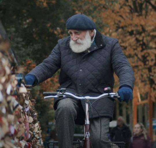 84岁英国农夫成为网红，“治愈系”声线吸引了16万人