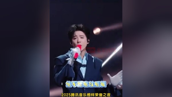 12 月 26 日，2025 腾讯音乐榜样荣誉之夜，刘宇宁登台献唱治愈系作品《想你了》，他以温柔磁性的嗓音细腻诠释歌曲，巧用声线与气音诉说心底牵挂，凭纯粹真情打动全场