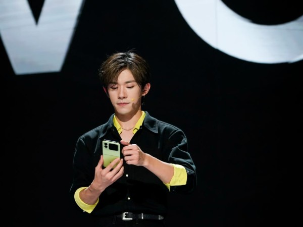 科技与时尚跨界融合！华为nova Flip首秀火出圈，年轻人的潮流新宠