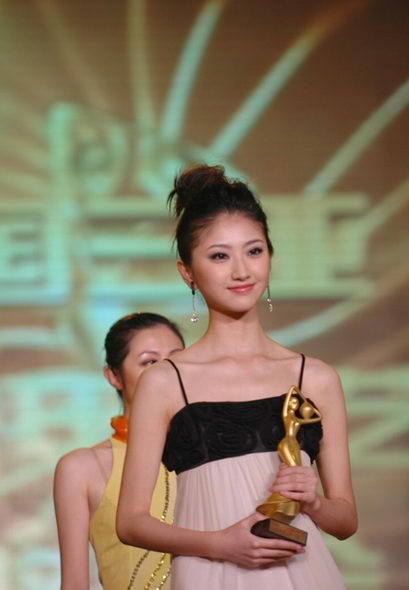 人气新星景甜三亚获颁年度最佳广告代言人奖