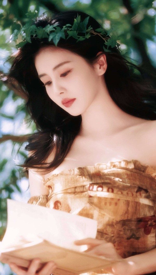 31岁白鹿细腰抢镜!为助理买车口碑暴涨,清冷女神私下反差感拉满