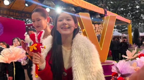 赵露思直播报平安，回应医学奇迹，称自己一个月胖了八斤