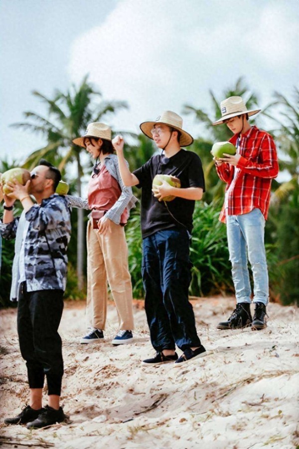 娱乐圈全能艺人姜妍：从干妈庇护到实力出圈的演艺之路