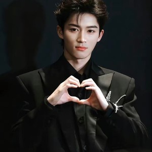 王星越与其他明星（如白鹿）的红包活动相比有什么特点？