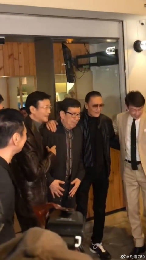 郑少秋谢贤为胡枫新店剪彩，76岁郑少秋携四子同框