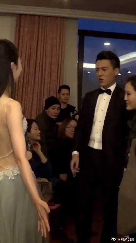 老干部靳东看到胡歌媳妇眼睛都直了，不得不说宋轶初看一般，越看越好看啊！