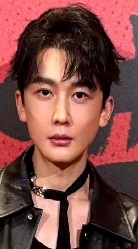 古力娜扎前经纪人李登科直播感慨，娱乐圈工作极其辛劳，多数顶流是资本掌控的傀儡，仅少数人可反抗，大多数人难以自主