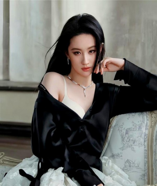 刘亦菲出道 20 年首次代言内衣，选择国产品牌猫人而非维密。广告中她黑长直搭配小猫眼烟熏妆，造型惊艳