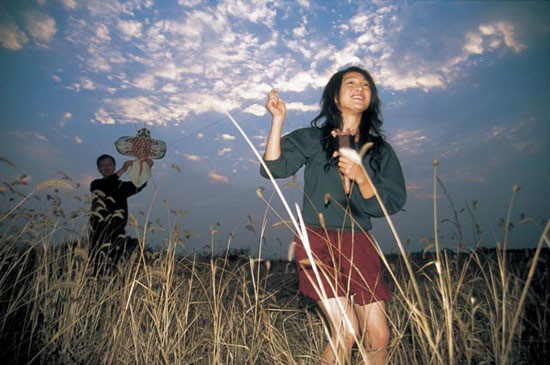 周迅与父亲搭档 回家乡拍摄时尚杂志大片