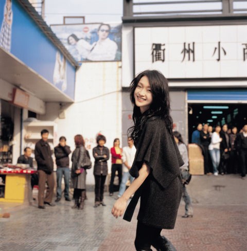 周迅与父亲搭档回家乡拍摄时尚杂志大片(图)