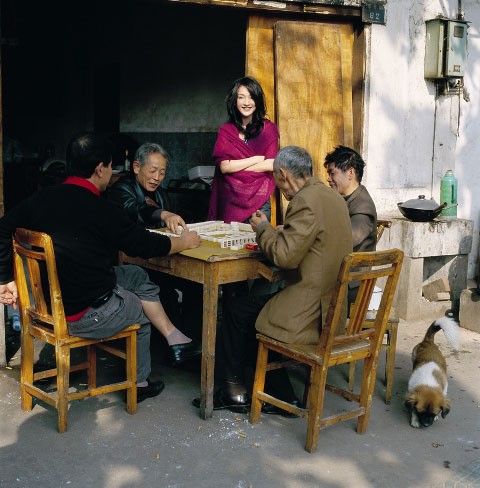 周迅与父亲搭档回家乡拍摄时尚杂志大片(图)