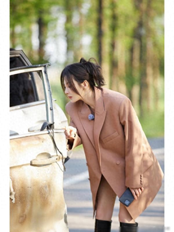 张雨绮带火新穿法：上身上班下身夜店，洋气十足！