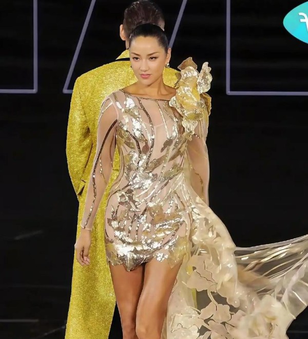 胡兵、瞿颖再度巴黎时装周同框，这对中国黄金搭档为何会在国际巨星云集的T台上脱颖而出？