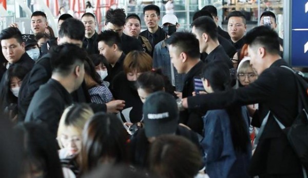 机场追星利益曝光引热议，明星微信号只要88元，蔡徐坤躺枪遭质疑