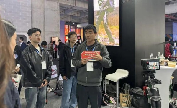 傲鲨智能CMO张华给探展团讲解外骨骼产品