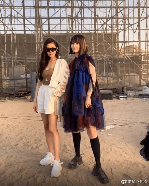 明星和网红的壁垒有多厚？张天爱和网红合影，区别全在脸上了！