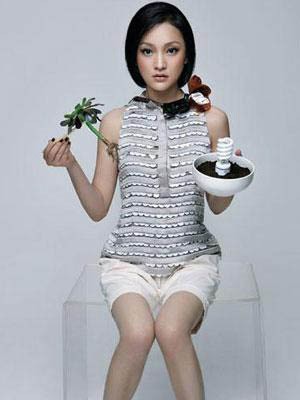 很巧合的是，周迅也穿过同款衣服噢！