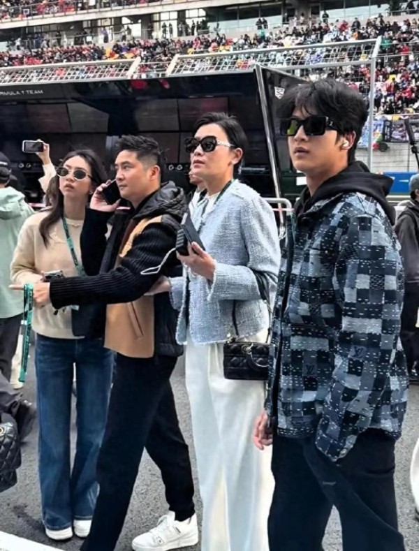 田亮叶一茜一家与郭富城合照 森碟笑成小迷妹