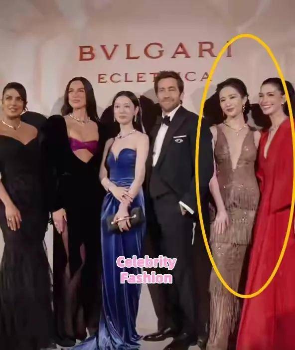 太意外!米兰宝格丽之夜合影:刘亦菲两度被挤,下意识动作引热议