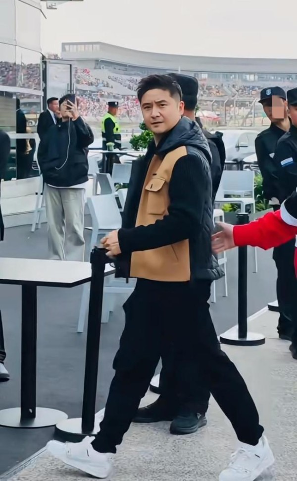 田亮叶一茜一家与郭富城合照 森碟笑成小迷妹