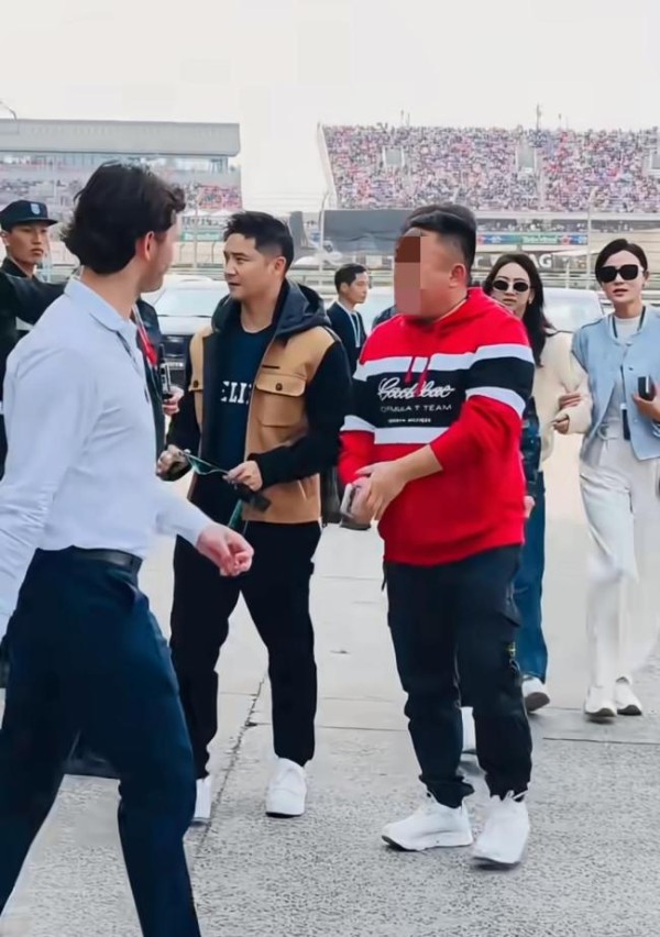 田亮叶一茜一家与郭富城合照 森碟笑成小迷妹