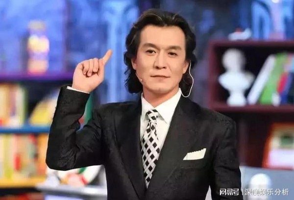 已故知名主持人李咏女儿出道，网民评价两极分化，为何有此争议？