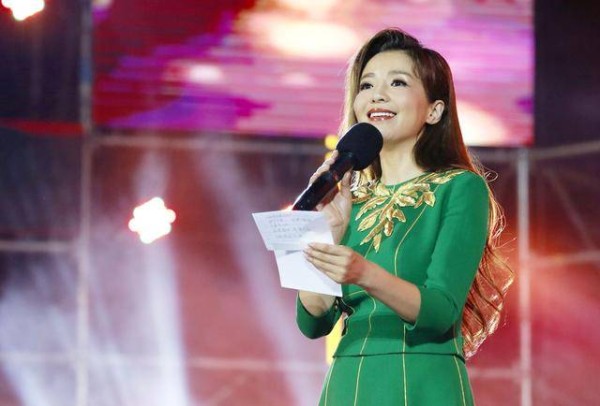 揭秘央视女主持家庭背景，王雪纯励志，周涛努力，刘芳菲“叛逆”