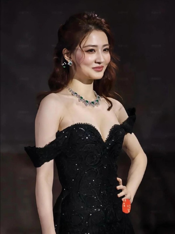 甄嬛妹玉娆才31岁就无戏可拍?徐璐直播自曝推掉7个剧本:烂戏宁可不接,30+女演员的寒冬该怪谁