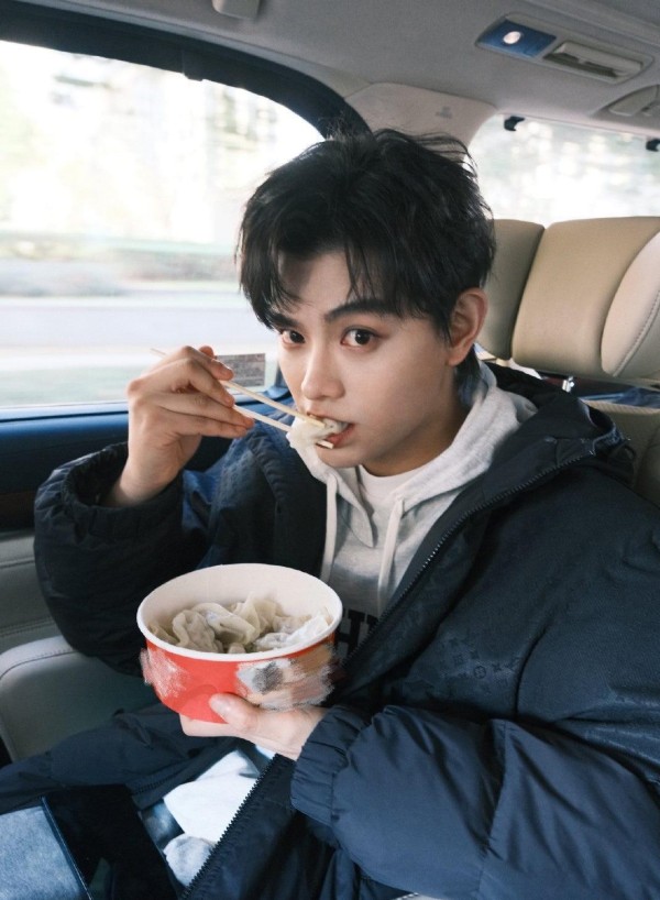 从群演逆袭！他成演技代名词