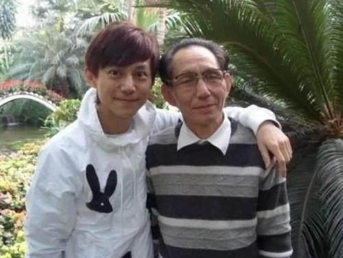 何炅父亲近照曝光，原来何老师背景和家教这么强大