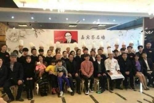 何炅父亲近照曝光，原来何老师背景和家教这么强大